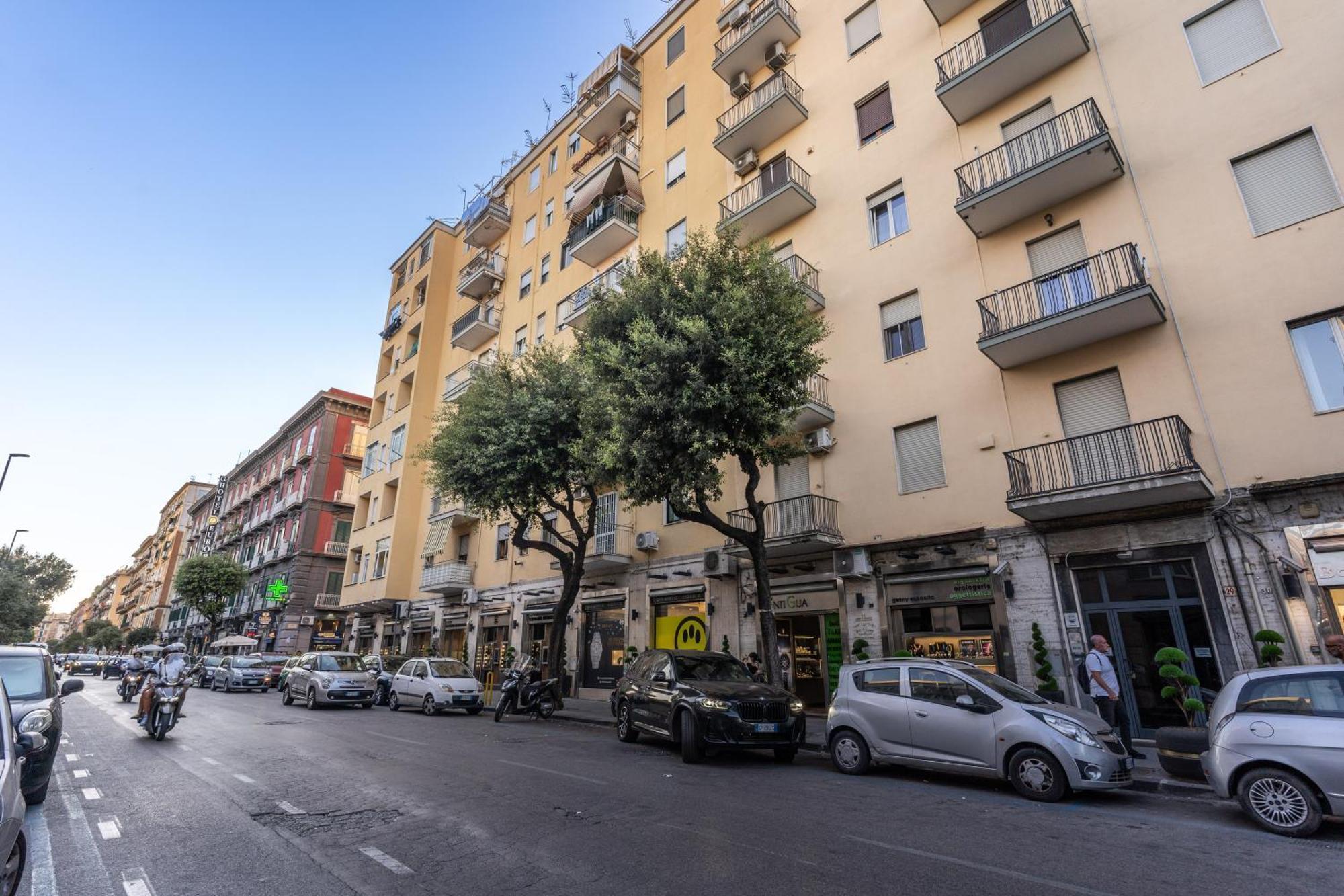 Camera E Caffe Deluxe Napoli Bagian luar foto